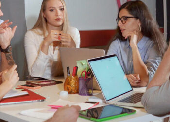 Qëndrimi mbi 10 orë ulur, rrezik për shëndetin, prek zemrën dhe sistemin vaskular