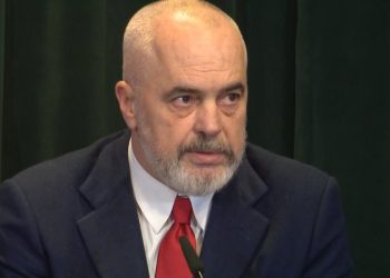 “Mos përtoni dhe mos e shtyni për nesër”, Rama apel emigrantëve: Regjistrohuni në zgjedhje, të ngremë lart respektin për Shqipërinë!