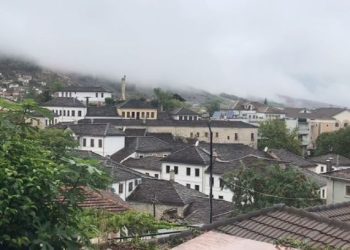 Reshjet e dendura të shiut, ndërpritet energjia në disa zona në Gjirokastër