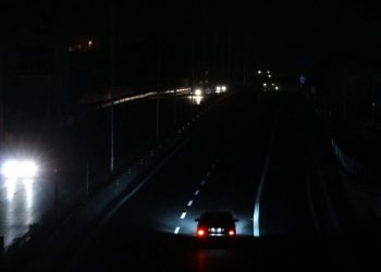 Rrugët pa ndriçim rrezik aksidentesh, ekspertët: Të ndriçohen pikat kritike!