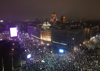 Studentë dhe qytetarë sërish protestë kundër Vuçiç, bllokojnë rrugët e Beogradit