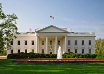 Shtëpia e Bardhë: Emigrantët të mendohen mirë para se të vijnë këtu