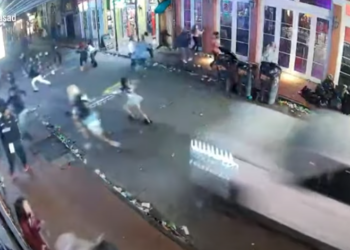 VIDEO/ Publikohen pamjet e sulmit tragjik në SHBA, momenti kur makina merr para turmën