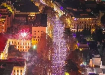 Nga protestat në Tbilisi, te spektakli i fishekzjarrëve në Paris dhe Berlin, si u prit ndërrimi i viteve në qytetet evropiane