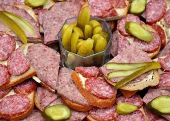 Konsumimi i tepërt i mishit të kuq të përpunuar mund të rrisë rrezikun e demencës