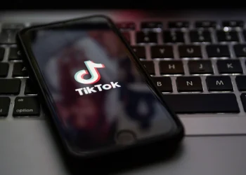 “Ka qëndruar 3-4 orë në operacion, i kanë fut hekur…” Fëmija përdoret si “karrem” për para në TikTok