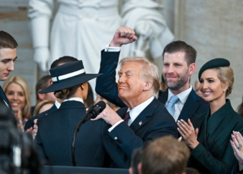 FOTOLAJM/ Nga Musk që vëzhgon kupolën e Kapitolit, te puthja që presidenti i dhuroi Melanias, momentet me pikante nga betimi i Trump