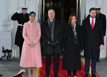 Ceremonia/ Kamala Harris i uron mirëseardhjen zv.presidentit të ri, JD Vance