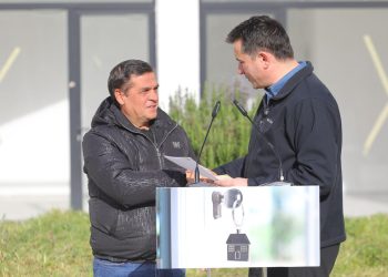 Veliaj jep certifikatat e pronësisë për familjet e “5 Majit”: Ku janë ata që na bllokonin? U harruan!