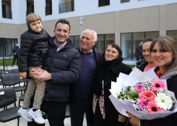 Veliaj shpërndan 75 apartamente në Kombinat: Tek ‘5 Maji’ në mars japim 273 banesat e fundit