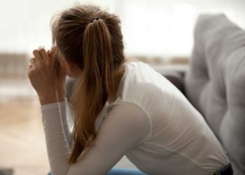 10% e banorëve të Tiranës ndihen të vetmuar, raporti i KE: Të rinjtë janë më të prekur