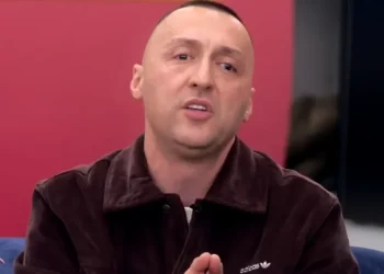 G Bani rrëfen si humbi shikimin nga njëri sy në moshën 11 vjeçare: Me kapsoll dinamiti. Isha tek dyqani …