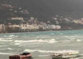 Erë e fortë dhe dallgë/ Moti i keq në Vlorë, ndalohet lundrimi i anijeve të vogla lundruese dhe atyre të peshkimit për 2 ditë