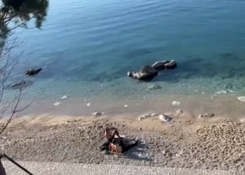 Viti 2025 nis me zhytje në Vlorë, qytetarët sfidojnë temperaturat (VIDEO)