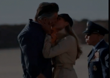 Pamjet virale/ Melania shfaqet duke u puthur me politikanin amerikan, irritohet Donald Trump: Të zhduket menjëherë!