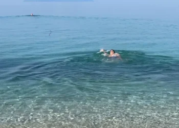 Në Vlorë nis plazhi, vlonjatët: Kemi vite që lahemi në dimër, nuk na kap asnjëherë gripi