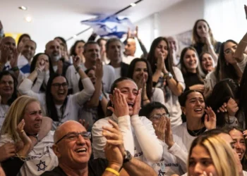 Lihen të lirë edhe 6 pengje të tjera izraelite, dhjetëra qytetarë të pranishëm në dorëzimin e tyre