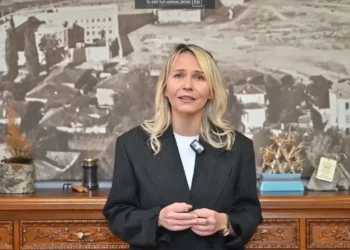“Bashkia e Tiranës po zhduk prova dhe dokumente”/ Kryetarja e komanduar reagon pas akuzave të Berishës: Çdo shkresë ruhet me rigorozitet në arkiv