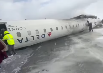 Rrëzohet avioni në Toronto, pamjet tronditese në pistën e aeroportit