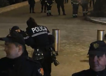 VIDEO/ Berisha ngjitet në podium, militantët hedhin mjete piroteknike drejt Kryeministrisë, lëndohet një efektiv