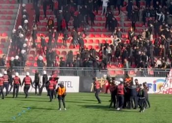 Përplasja në derbi/ Punonjësi i policisë përfundon në spital, shoqërohen dy tifozë