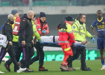 Momente paniku në fushën e blertë, sulmuesi i Fiorentinës merr goditje në kokë dhe largohet me barelë (VIDEO)