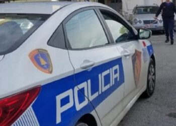 Tentuan t’i merrnin me dhunë sendet personale një 21-vjeçari, pranga 4 të miturve në Tiranë