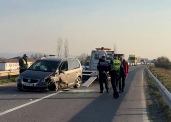 Makinat përplasen ‘kokë më kokë’ në Lezhë-Laç, plagosen dy persona, bllokohet për një orë rruga