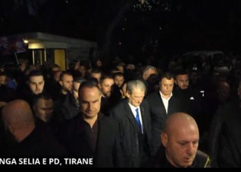 “LIVE”! Nis protesta e opozitës, Berisha dhe militantët marshojnë drejt Kryeministrisë