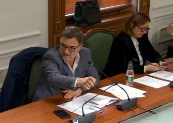 Vota e Diasporës/ Shtyhet për nesër mbledhja te Ligjet, Alibeaj ‘thumbon’: Dy vëllezërit siamezë po bëjnë pazarin e radhës