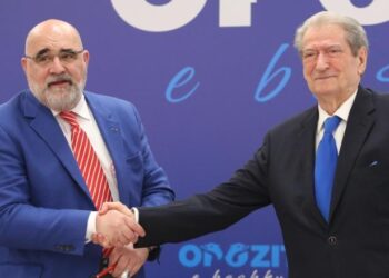 Drejtuesi i fushatës së Trump krah Berishës, reagon Evi Kokalari: Do paguhet nga milionat e korrupsionit, PD nuk ka shans për fitore