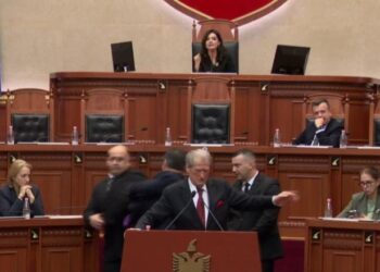 Vijojnë tensionet në Kuvend, Berisha dhe Noka bllokojnë foltoren