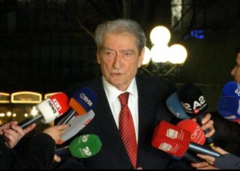 “Nuk u mora unë me negociatat”, Berisha nuk tregon sa i kushtoi drejtuesi i fushatës së Trump