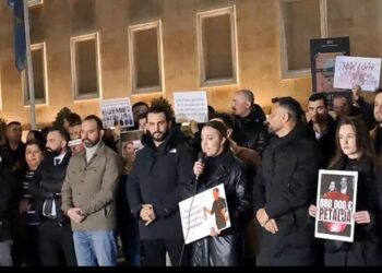 “Duhet të rreshtohemi krah SPAK!”/ Lapaj dhe Shabani protestojnë para Kryeministrisë, kërkojnë dorëheqjen e Ramës