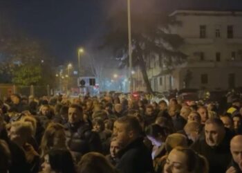 Në pritje të vendimit, mbështetësit e Veliajt qëndrojnë para GJKKO