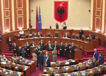 “Po shkon në Durrës t’i mbyllë gojën Veliajt”, Berisha kërkon Ramën, Spiropali i mbyll mikrofonin