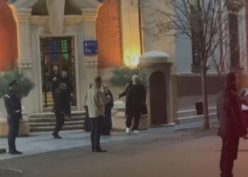 Pas fjalimit, kryeministri Rama takon këshilltarët e majtë në Bashkinë e Tiranës