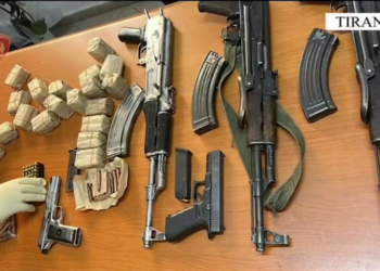 “Tregtarët e armëve”, shkatërrohet grupi kriminal, arrestohen 2 persona, 2 të tjerë shpallen në kërkim