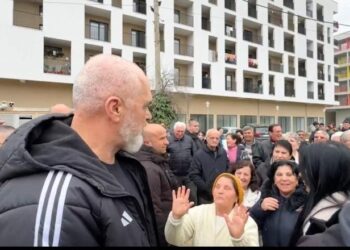 Rama inspekton zonën e Rindërtimit në Kombinat: Gjykatës të papërgjegjshëm dhe masha politike na kanë futur stërkëmbësha! Të gjithë do marrin shtëpinë e vet