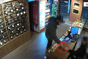 VIDEO / Arrestohet grabitësi në Kamëz, i vuri flakën një makine dhe tentoi të digjte një tjetër