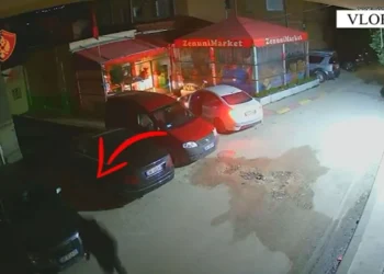 Si skenë filmi! Thyen xhamin e marketit dhe vodhën lekët, 3 ‘skifterët’ në Vlorë u shpëtojnë rojeve të sigurisë ‘sy për sy’ (Video)