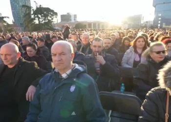 LIVE / Nis takimi i Ramës me punonjësit e Bashkisë së Tiranës, nënkryetarja: I uroj kryeministrit rikthim të mbarë…