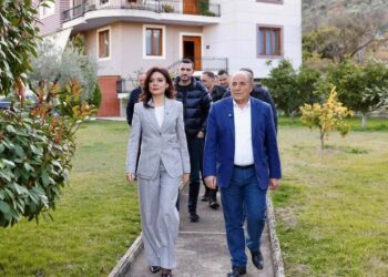 Spiropali viziton familjen në Gërdec: Kanë tejkaluar çdo sfidë me kurajo, duke rindërtuar ekonominë