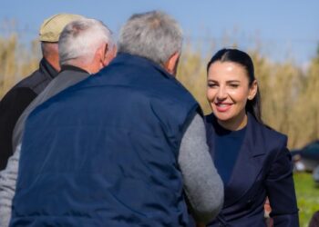 Balluku me fermerë të Topojës në Fier: Mbështetje për të rritur sipërfaqen e tokës së punuar dhe prodhimin