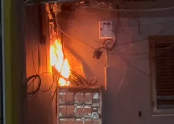 Merr flakë kabina elektrike në hyrje të pallatit, alarmohen banorët në Fier