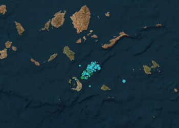 “Mos iu afroni porteve”/ Panik në ishullin e Santorinit, prej 24 orësh “breshëri” lëkundjesh sizmike!