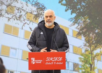 Kryeministri Rama njofton projektin e ri: Nxënësit e 9-vjeçares do hanë drekë në shkollë