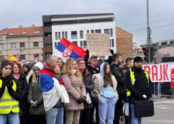 Rriten tensionet në Serbi, studentët dhe mbështetësit e Vuçiçit mbajnë tubime paralele