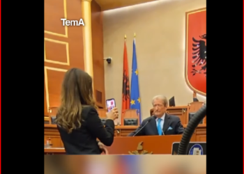 Berisha i pamëshirshëm, mban deputeten e PD 30 minuta në këmbë që t’i mbajë telefonin (Video)