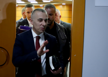 Në makinë me ‘Rrumin e Shijakut’, i shpëtuan atentatit. Ish-prokurori, pjesë e Primareve të Berishës